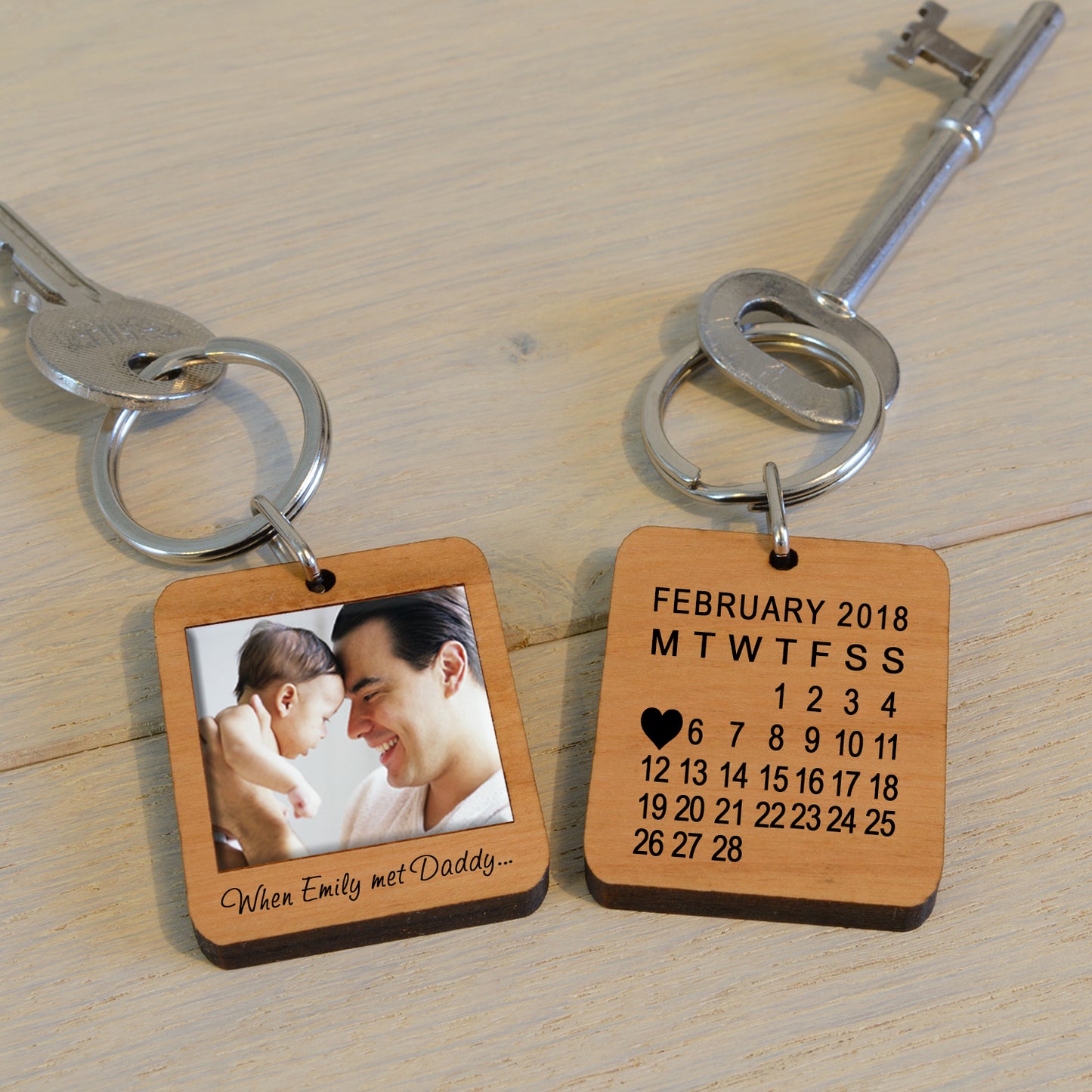 Engraved Personalised Wooden Key Ring with Name and Photo, Met Daddy Keepsake Gift
