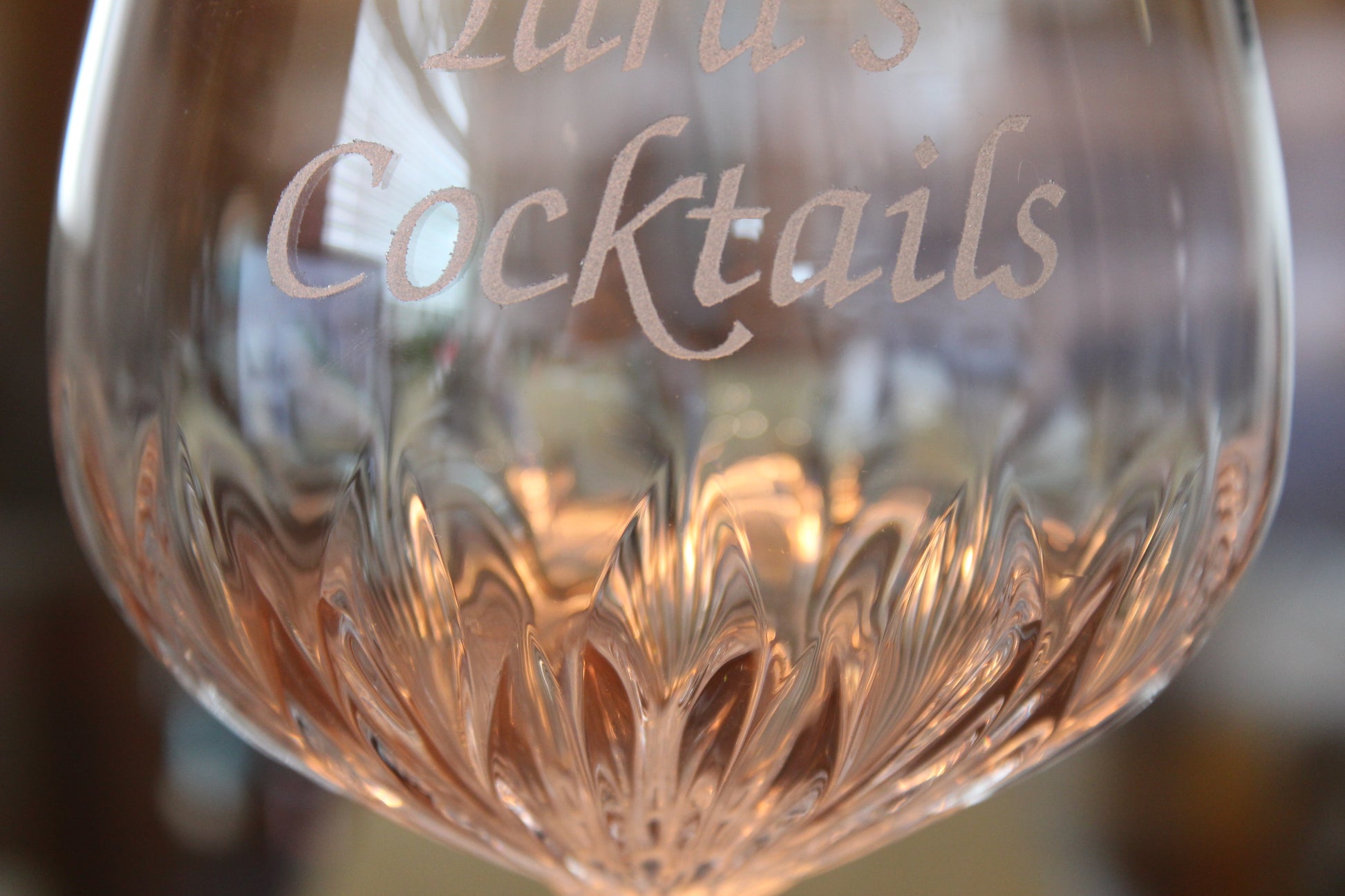 A personalised gin glass that shows the crystal cut details.